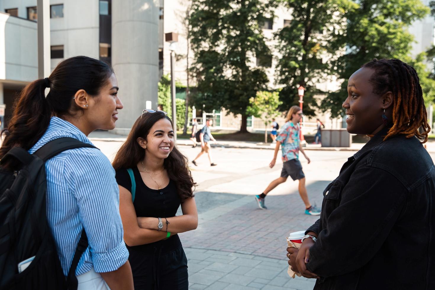 Élèves discutant à l'extérieur