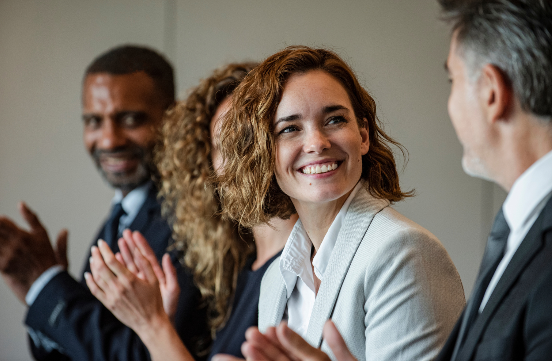 collègues qui applaudissent une présentation