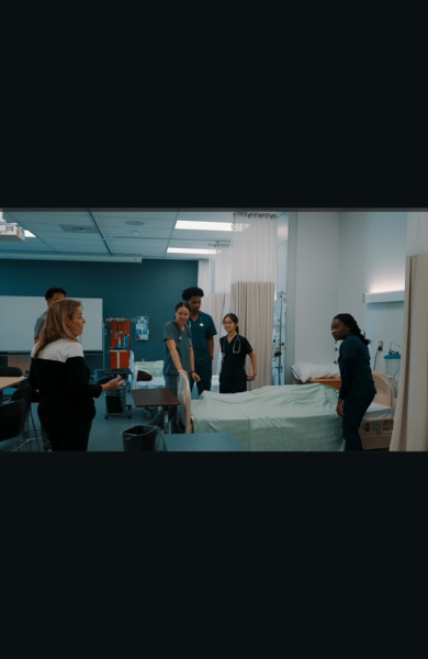 personnes autour d'un lit médicalisé