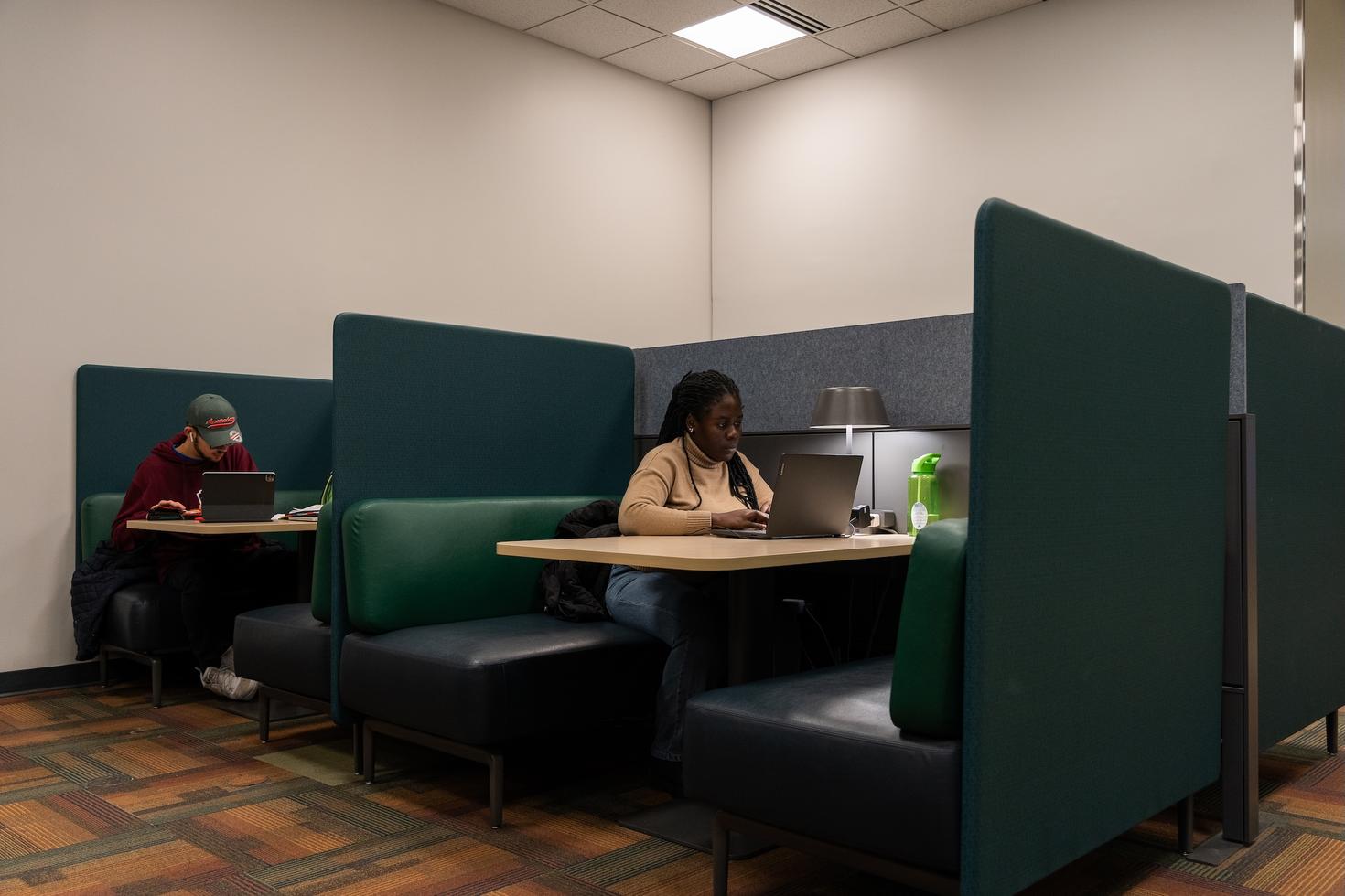 Étudiant en train d'étudier à la bibliothèque