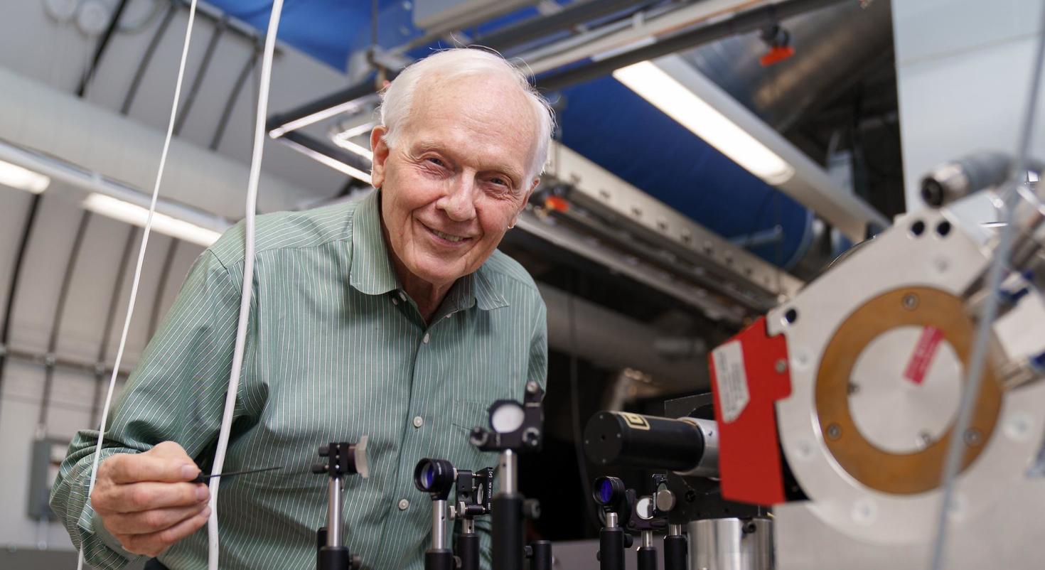 Paul Corkum reçoit la médaille 2025 de l’American Physical Society pour sa contribution exceptionnelle à la recherche