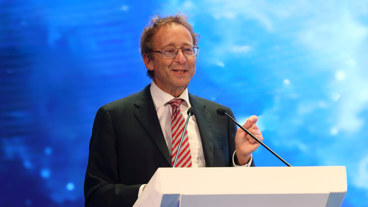 Jonathan Calof, derrière un lutrin