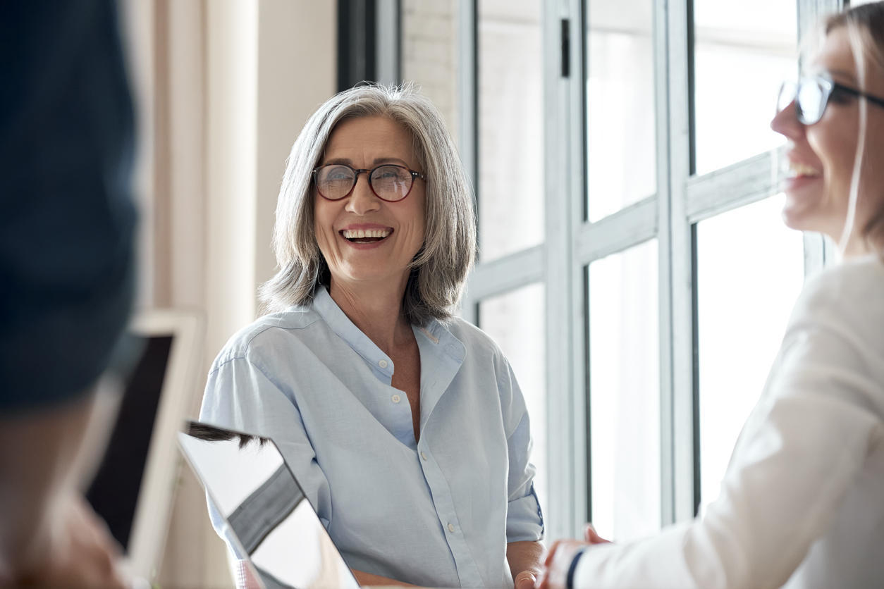 femme âgée souriant au groupe