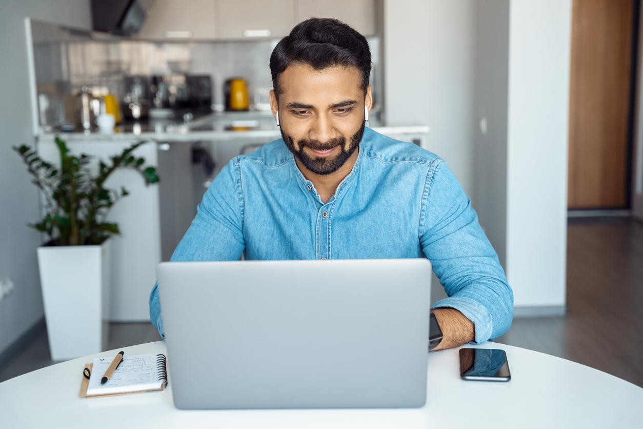 Personne sur son ordinateur