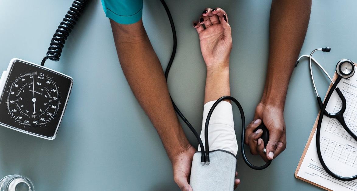 un patient fait prendre sa pression artérielle