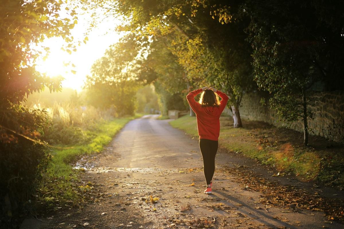Femme qui marche en nature