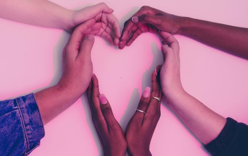 Des mains qui forment un coeur