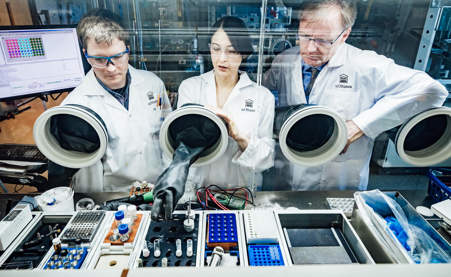 Des chimistes dans un laboratoire