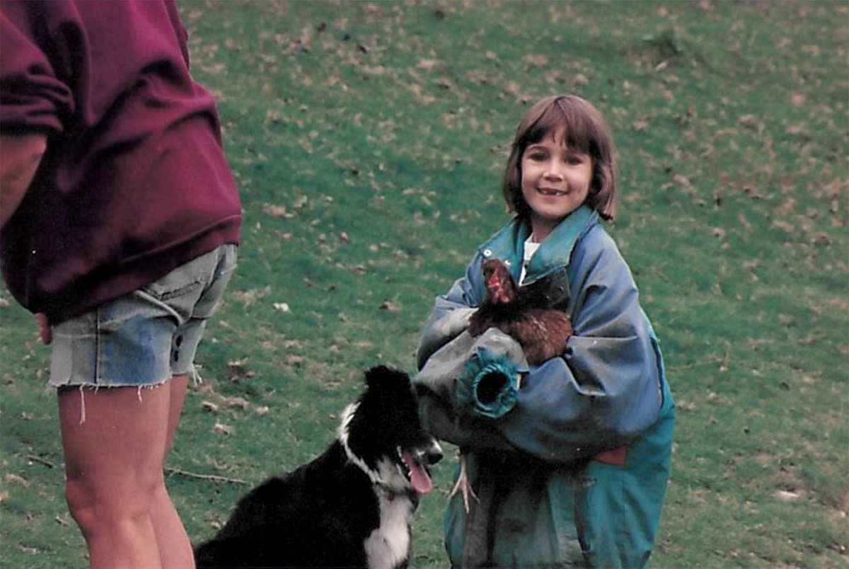 Sarah a l’âge d'enfance avec un poulet