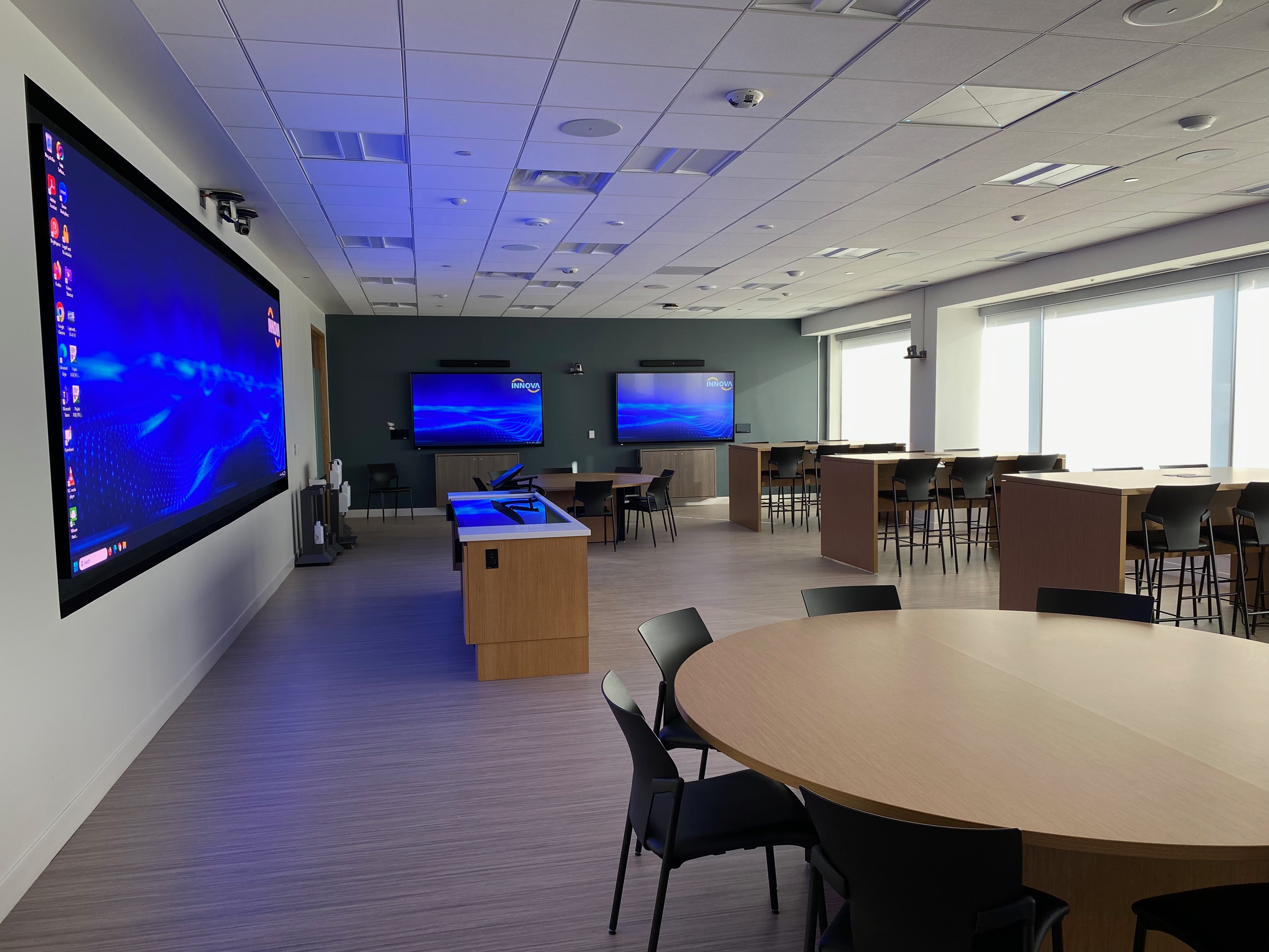 CRX 604 room - table with chairs and screens