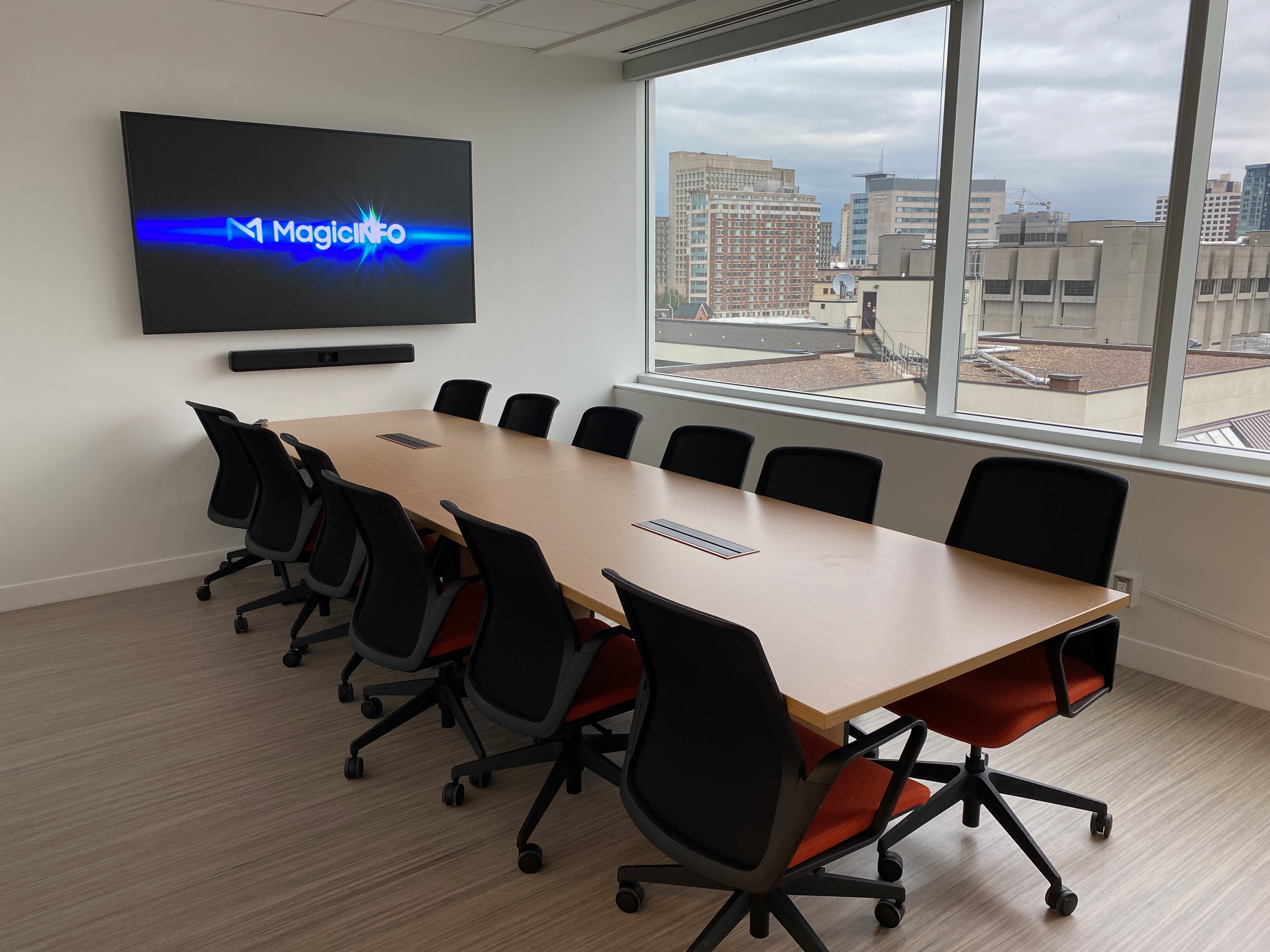 CRX 627 room - table with chairs and screen