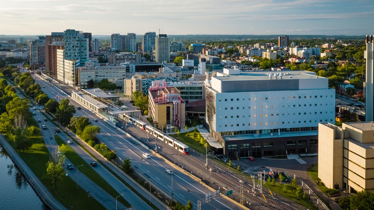 Arial view of uOttawa O-Train stop.