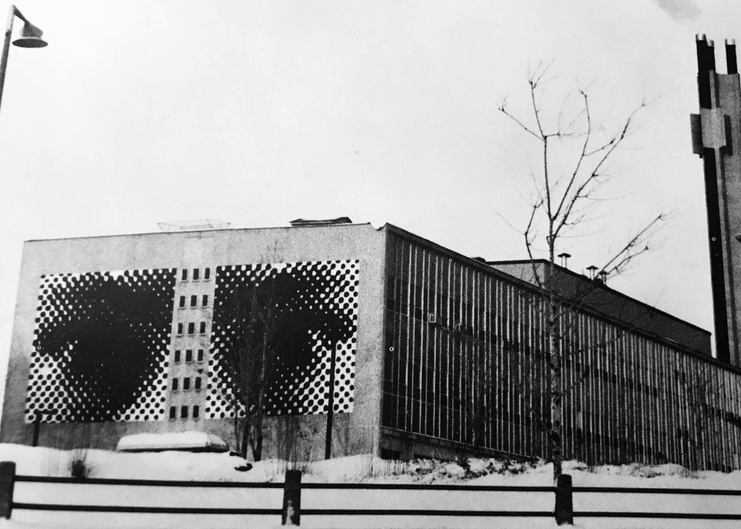 Les Yeux (1973 mural by Canadian artist James Boyd) graces an exterior wall of MacDonald Hall at the University of Ottawa