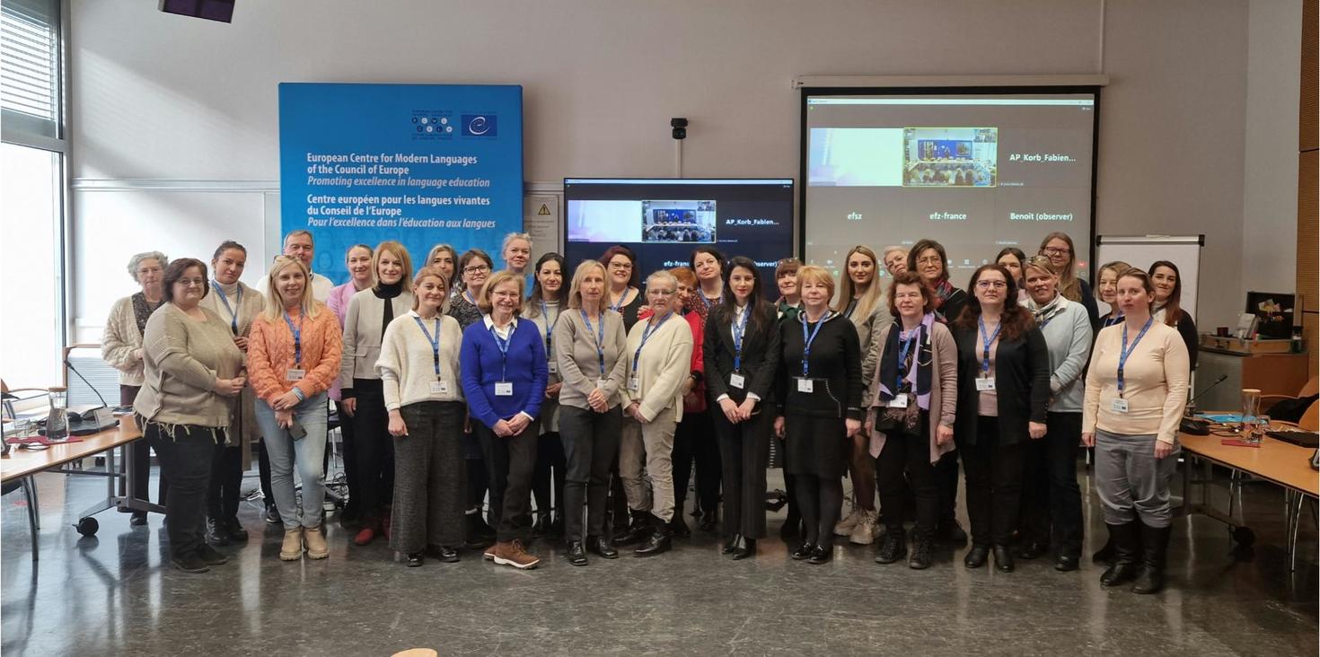 Photo : première rangée, quatrième de la gauche, Laura Ambrosio, professeure de langue à l'ILOB