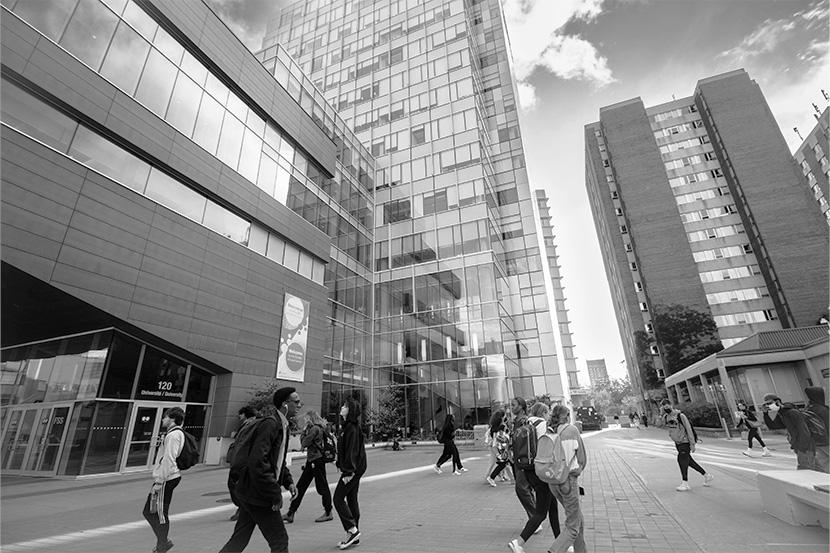 Students walking by the uOttawa Social Sciences building. 