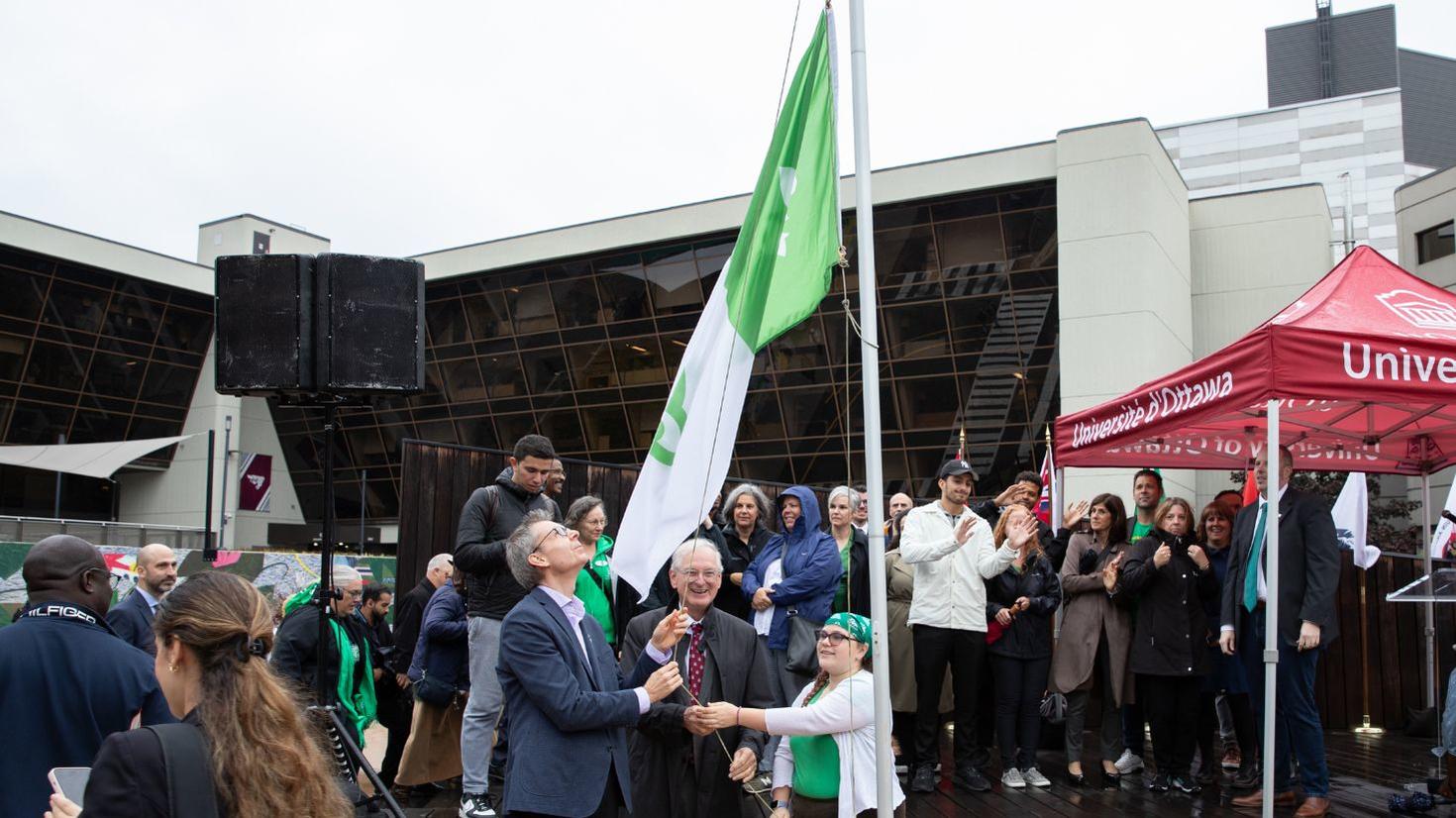 Raising the Franco-Ontarien flag at University square