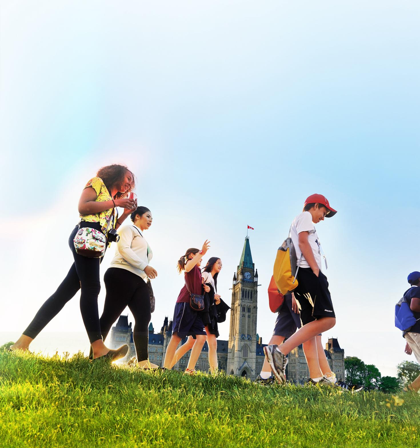 Students walking on parlement hill
