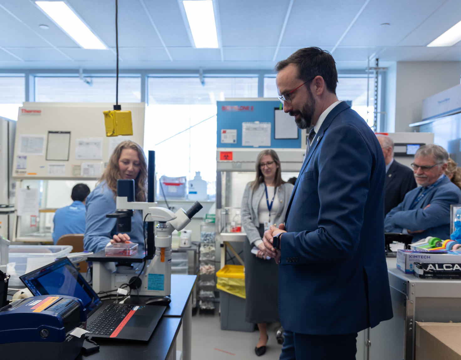 Minister Nolan Quinn in a CP2H lab at The Ottawa Hospital Research Institute