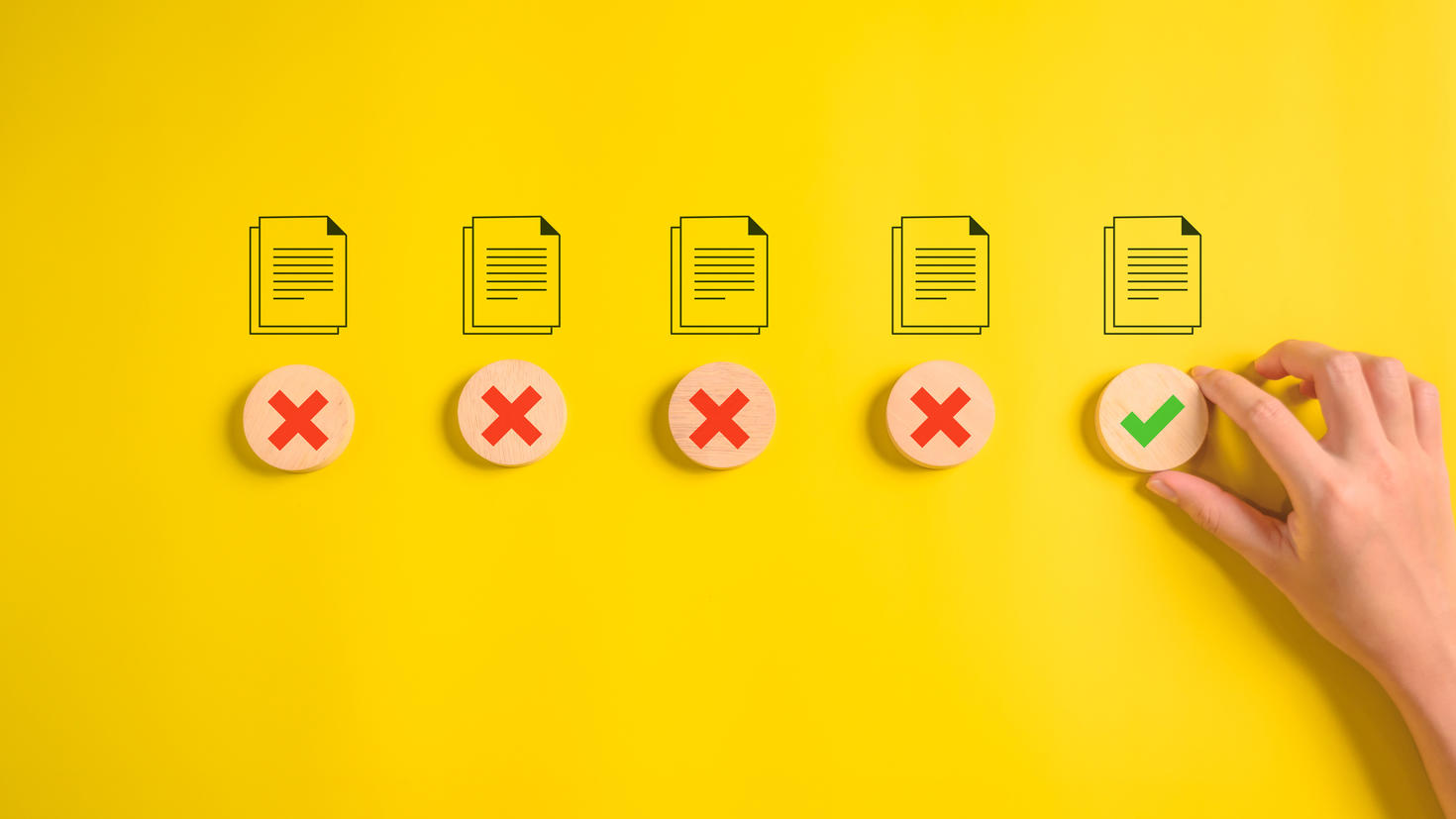 5 digital document icons with wooden tokens beneath indication 4 files for deletion with an 'X' symbol and one with a checkmark symbol