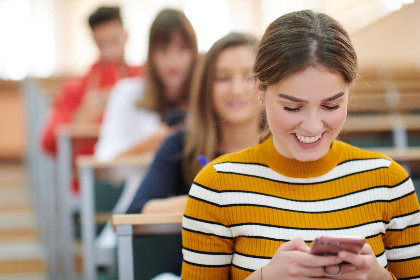 Banning cellphones in Quebec schools this fall