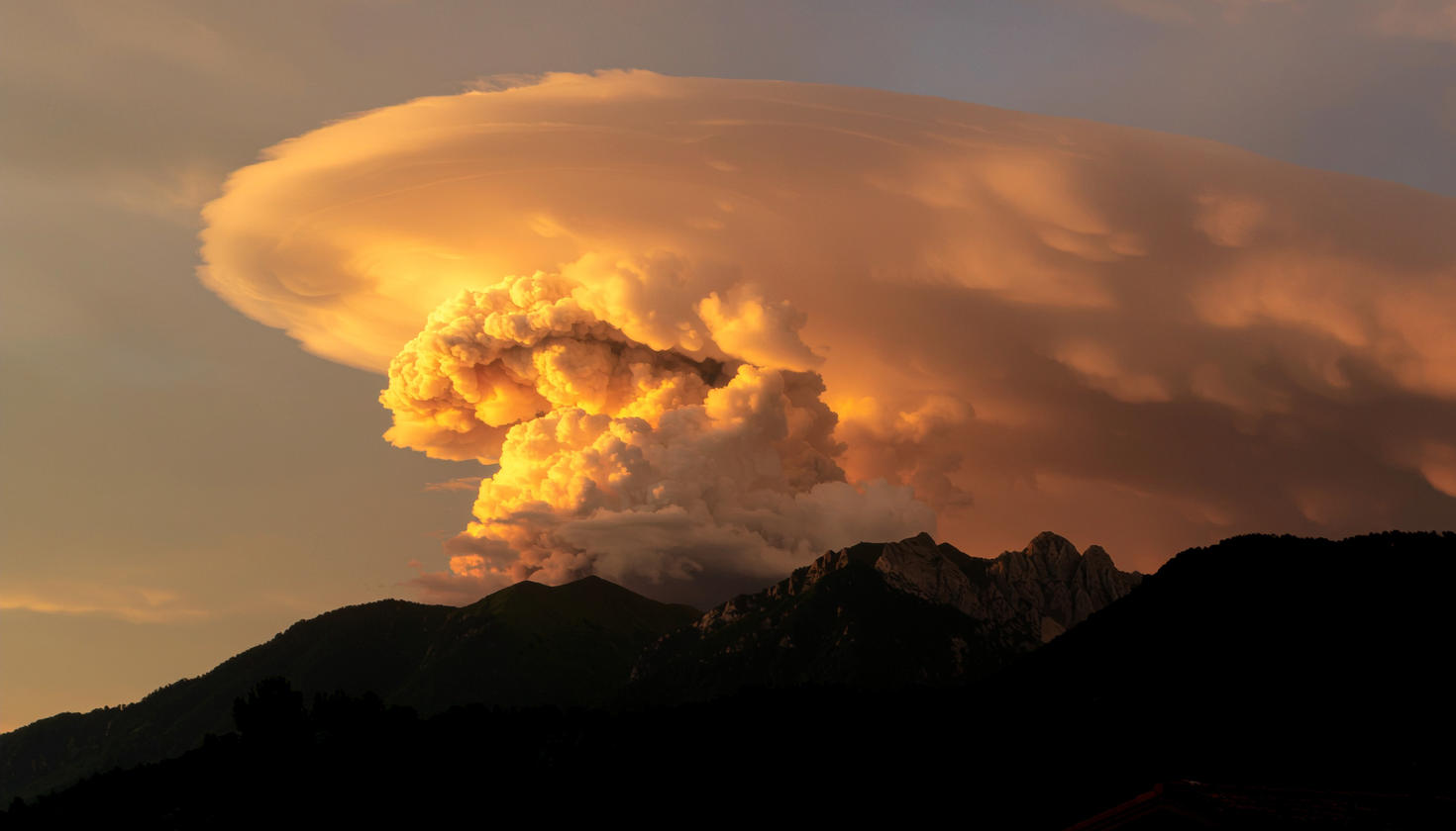 Pyrocumulonimbus clouds complicate firefighting operations