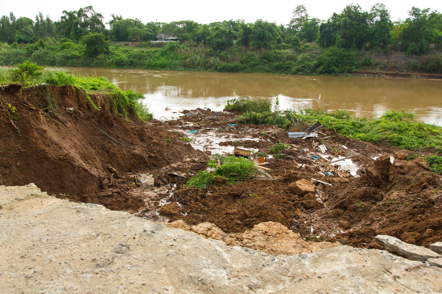 Deadly flash floods on Nepal-Tibet border and in the Grand Canyon