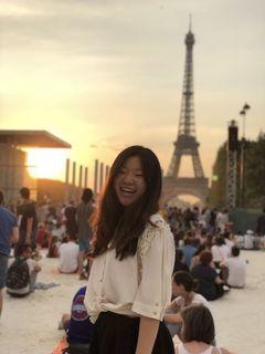 Esther Kim à Paris, avec la Tour Eiffel en arrière plan.