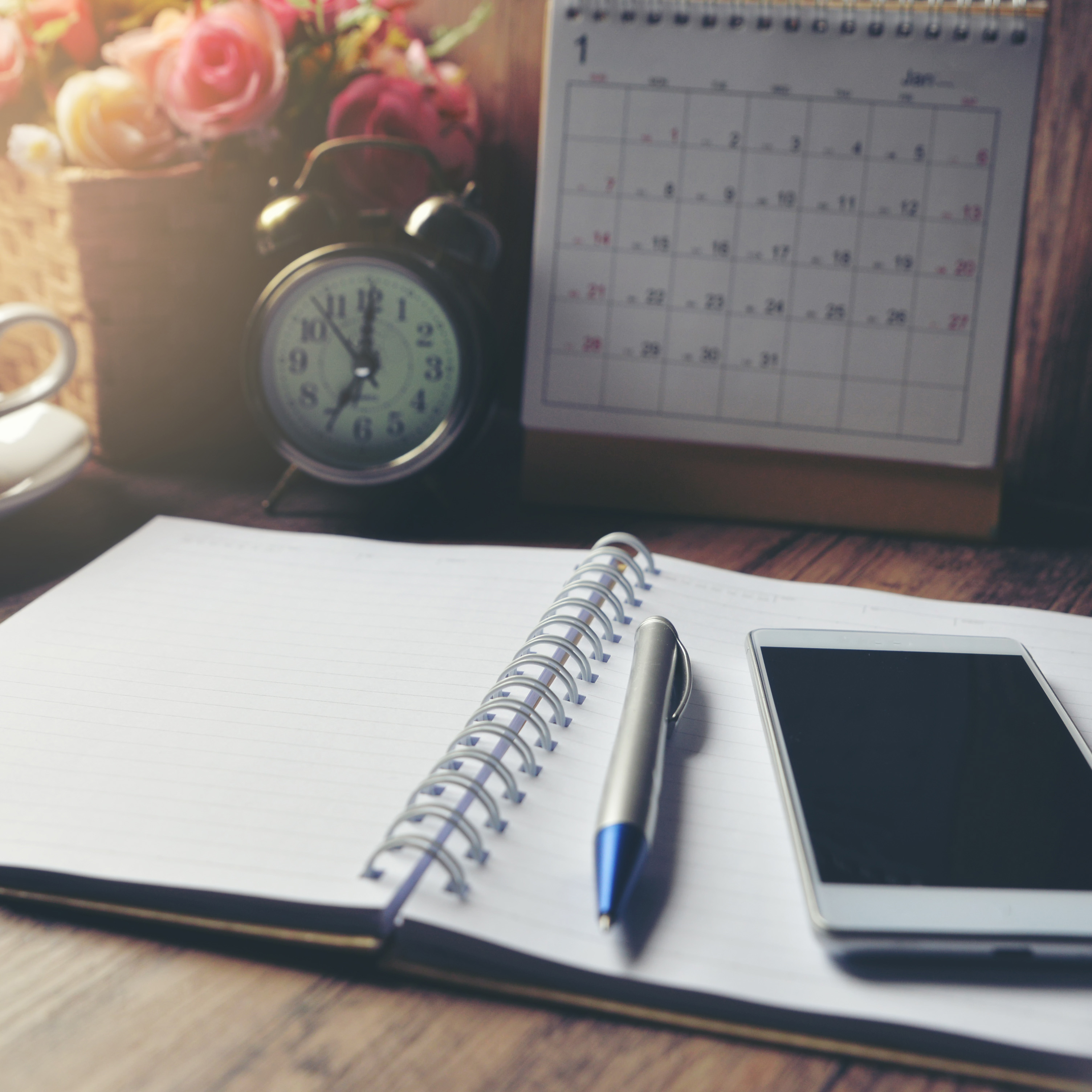 Stylo et cellule sur l'agenda et le calendrier