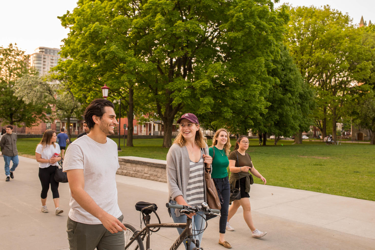des étudiants qui marchent devant le pavillon tabaret