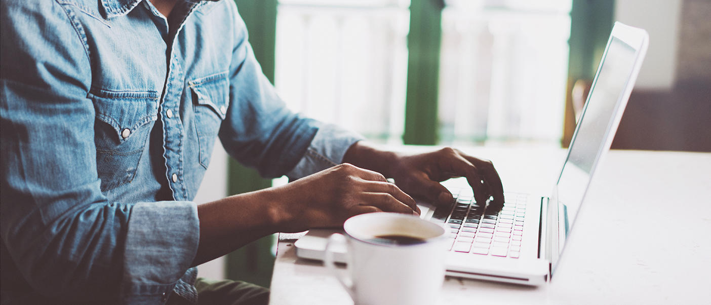 une personne qui tape sur un clavier d'ordinateur