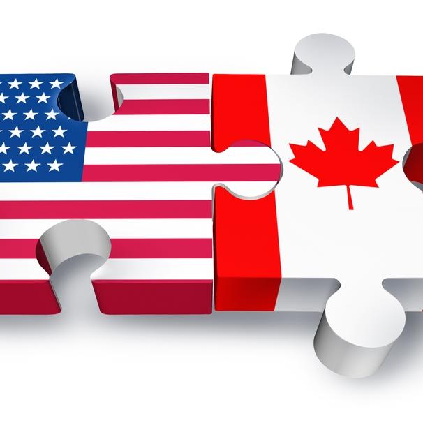 deux morceaux de casse-tête collés des drapeaux des états-unis et du canada respectivement