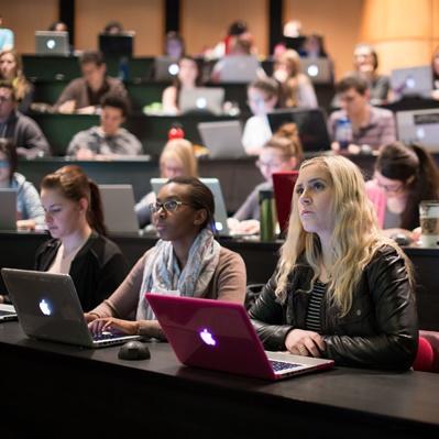 Étudiants en droit dans une salle de classe