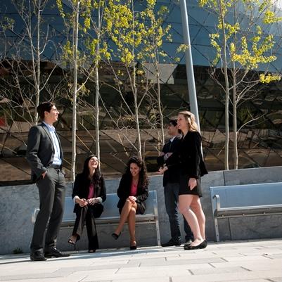 groupe d'étudiants qui discutent dehors