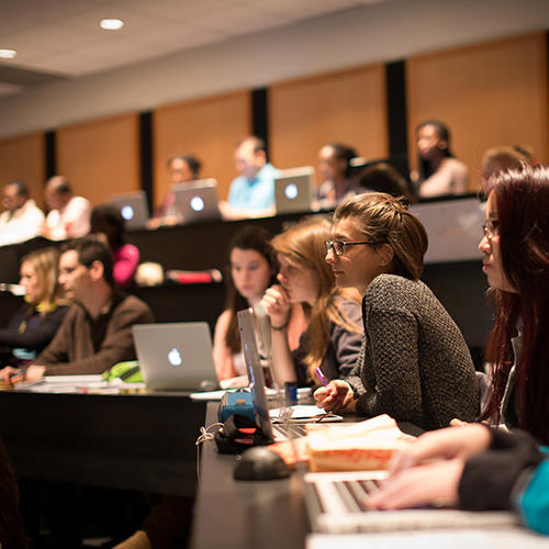des étudiants dans une salle de cours