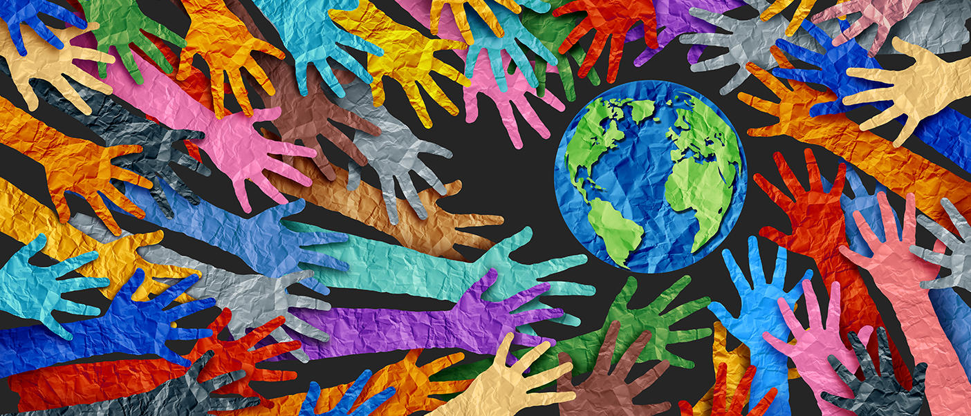 Mains de color variées qui tiennent la terre