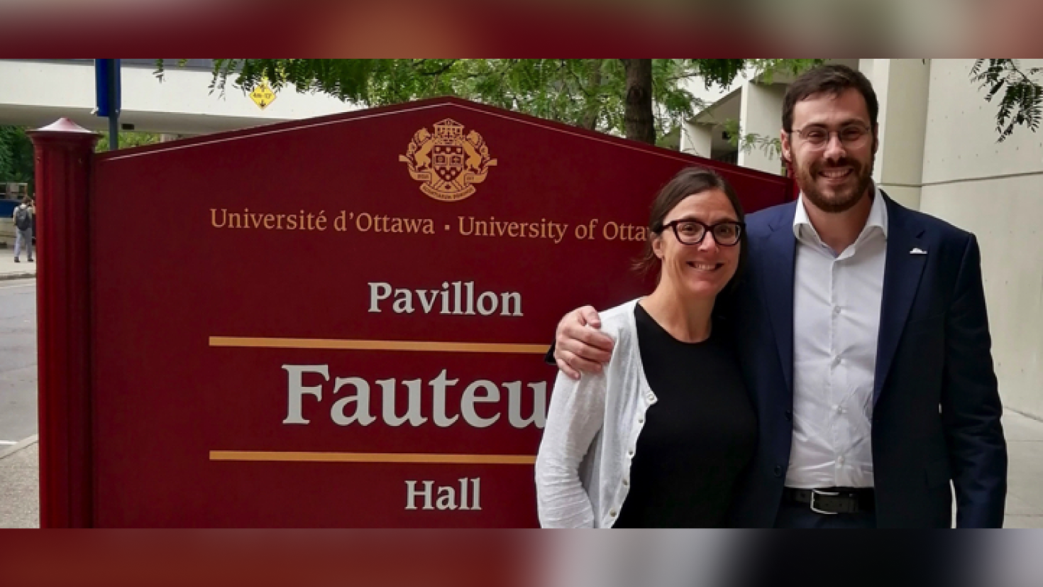 Thomas Burelli, tout sourire après sa défense de thèse, en compagnie de sa codirectrice, la professeure Sophie Thériault, vice-doyenne aux études, Section de droit civil.