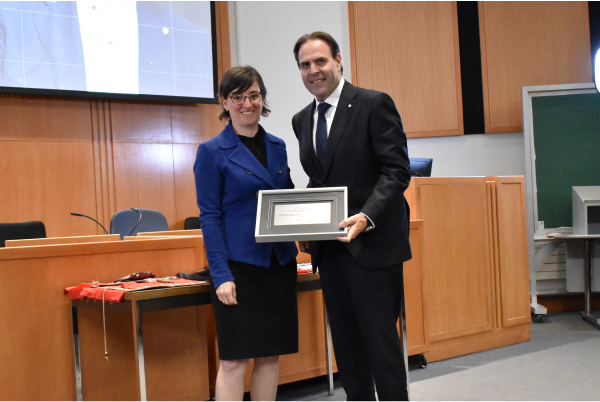 Me Paul Larocque reçoit son prix des mains de la doyenne.