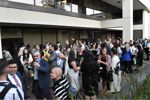 L’évènement s’est conclu sur un cocktail sur le seuil du pavillon Fauteux. (Photo : Jean Jacques Fouda)
