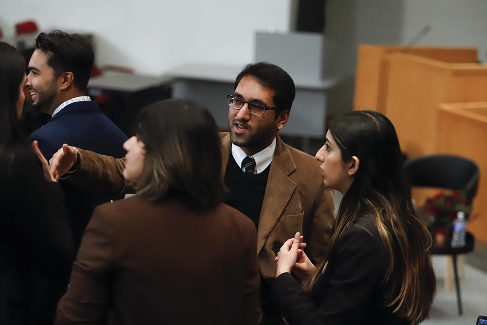 Les étudiants partagent des discussion lors l'événement