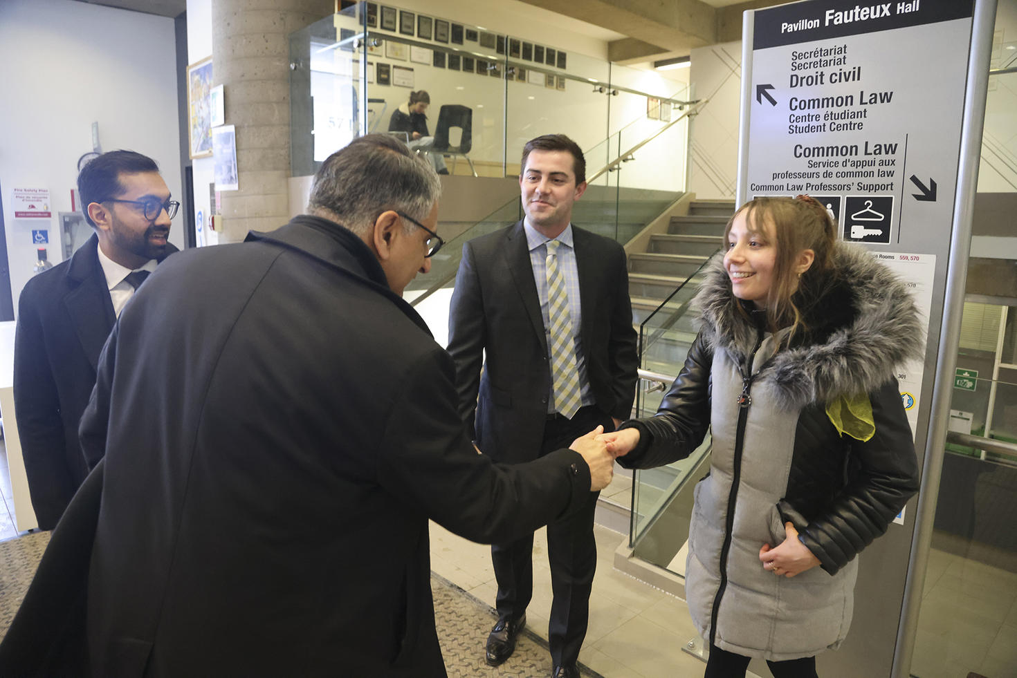 Arjun Gupta présente le juge Jamal aux étudiants