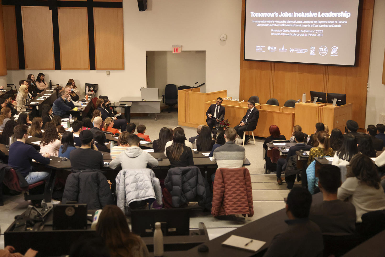 Un auditorium plein à la Faculté de droit
