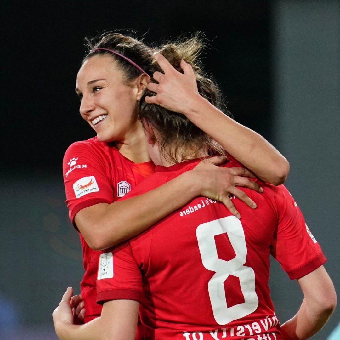 Kaylane Hogue célébrant un but avec sa coéquipière.