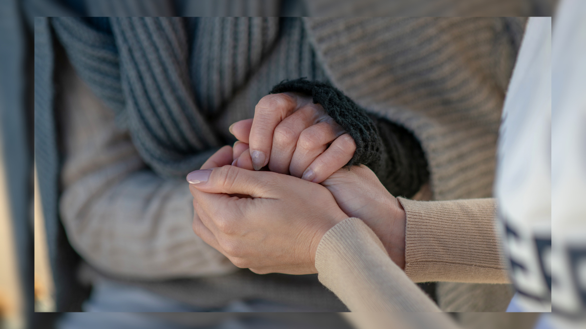 deux paires de mains se tenant l'une l'autre