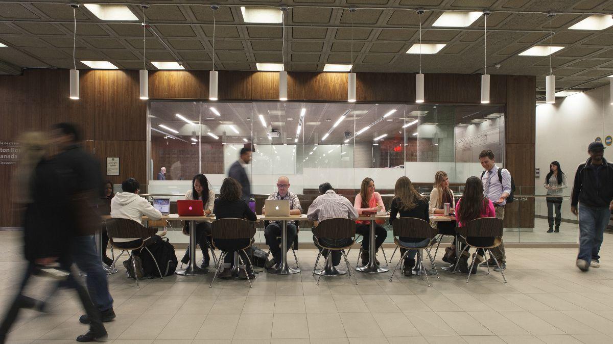 gens qui marchent ou étudient