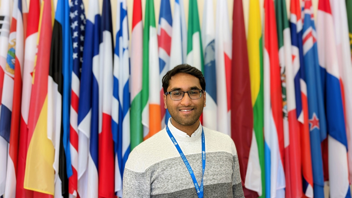 Anvesh Jain devant les drapeaux de plusieurs pays