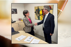 Marie-Eve Sylvestre serre la main Jean-Marc Thouvenin
