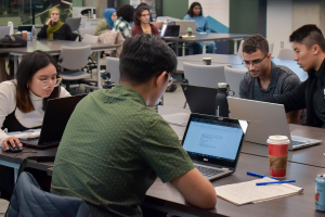 étudiants en train d'étudier