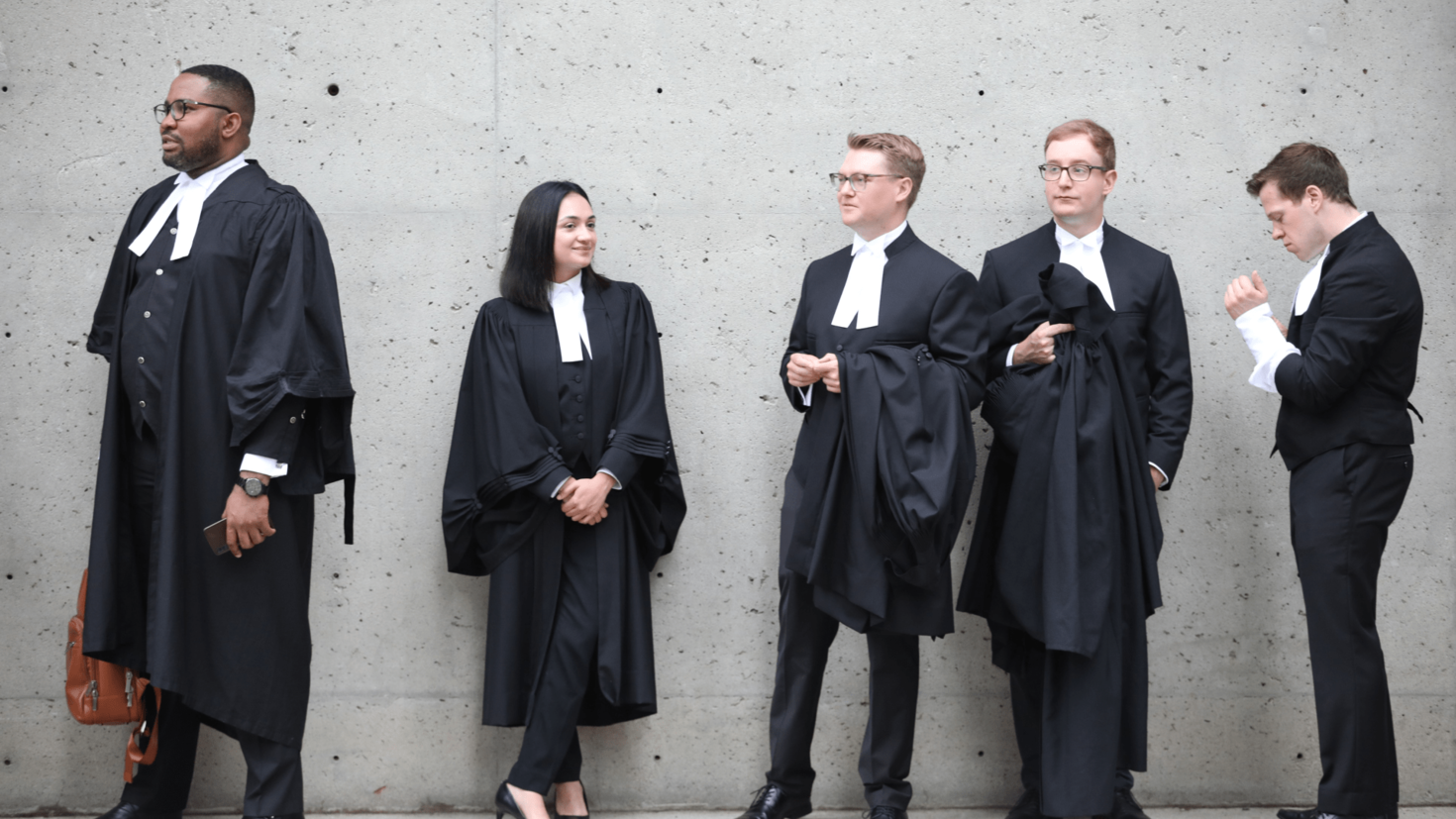 personnes en robe de juge