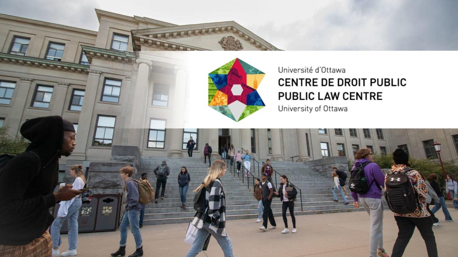 À l'extérieur, des jeunes adultes marchent devant un grand bâtiment. Les gens portent des sacs à dos. 