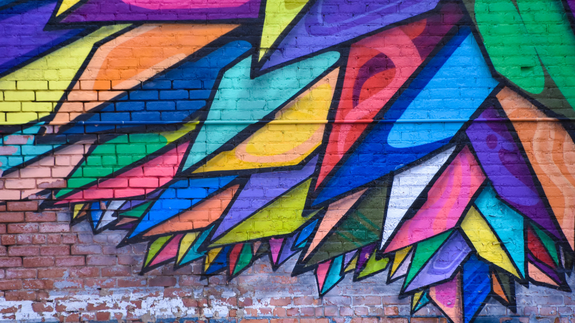 peinture colorée sur mur de briques